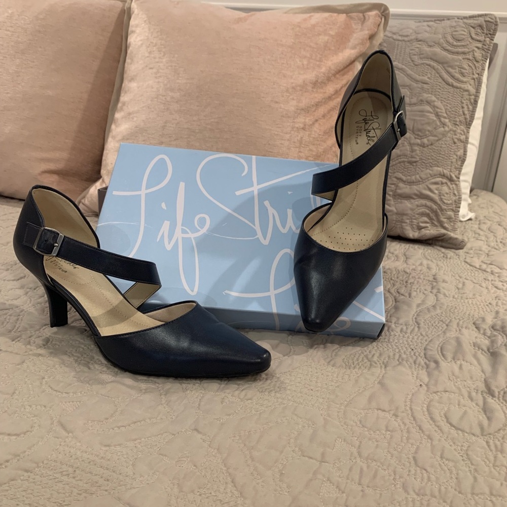 Life Stride navy heels